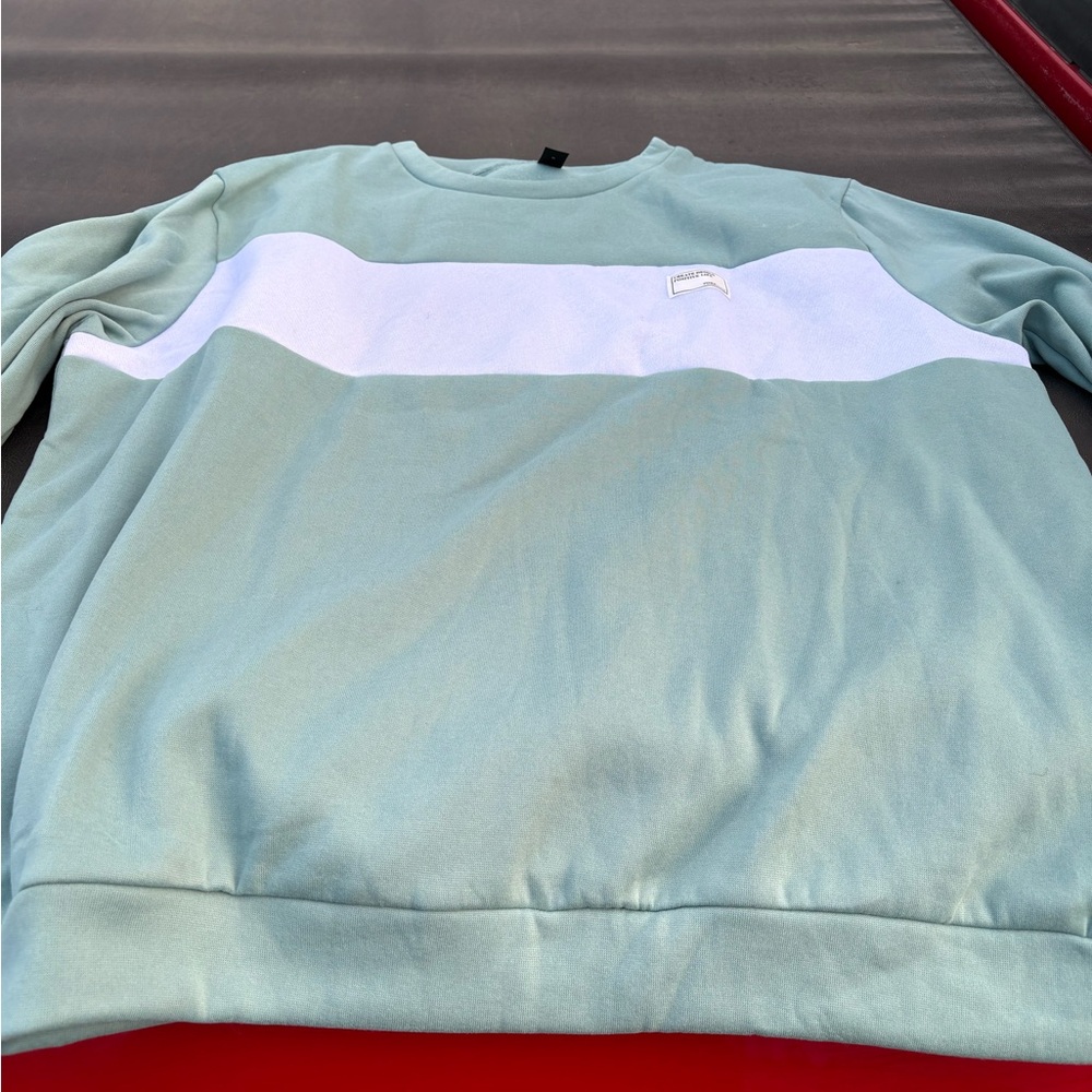 Men’s 4xl lightweight sweatshirt. Runs a little small. New.